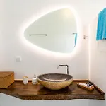 فيلة Mani House